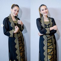 Cantik memukau, penampilannya banjir pujian netizen. MashaAllah Ibu Ayu cantikkkkkkkkkkkk, tulis salah satu netizen. Cantik banget Ayy, tambah netizen lain. Foto: Instagram/@ayutingting92