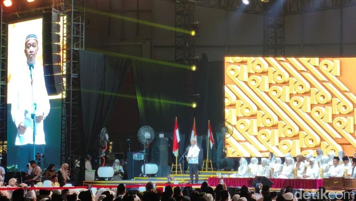 Bahlil dalam acara HUT Golkar dan peringatan Maulid Nabi Bahlil dalam acara HUT Golkar dan peringatan Maulid Nabi