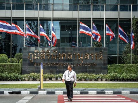 Bendera setengah tiang dikibarkan di Rumah Sakit Chulalongkorn, Bangkok, yang menjadi tempat meninggalnya Ibu Suri Sirikit Flags of Thailand flutter at half mast at Chulalongkorn Hospital following the death of Thailand's former Queen Sirikit in Bangkok on October 25, 2025. Thailand's former Queen Sirikit, the mother of the current King Vajiralongkorn and wife of the nation's longest-reigning monarch, died late on October 24 at the age of 93, the palace said. (Photo by Chanakarn Laosarakham / AFP)