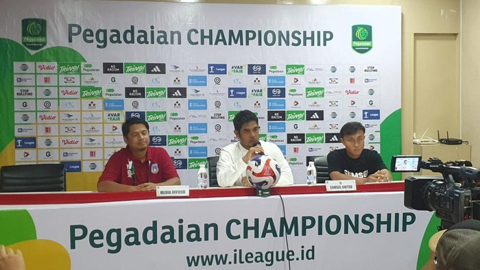 Championship Pelatih Kepala Sumsel United Nilmaizar (tengah)