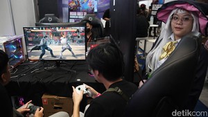 Pengunjung mencoba game terbaru pada Indonesia Comic Con (ICC) x Indonesia Anime Con (INACON) 2025 di JICC Senayan, Jakarta, Sabtu (25/10/2025). Pengunjung mencoba game terbaru pada Indonesia Comic Con (ICC) x Indonesia Anime Con (INACON) 2025 di JICC Senayan, Jakarta, Sabtu (25/10/2025).
