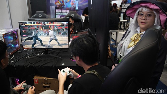 Cosplay hingga Game dan Anime Ramaikan Comic Con 2025 Penggemar cosplay berpose di booth fotografi pada Indonesia Comic Con (ICC) x Indonesia Anime Con (INACON) 2025 di JICC Senayan, Jakarta, Sabtu (25/10/2025). Kegiatan tersebut bertajuk Pop Culture Crossover Celebration of The Year.