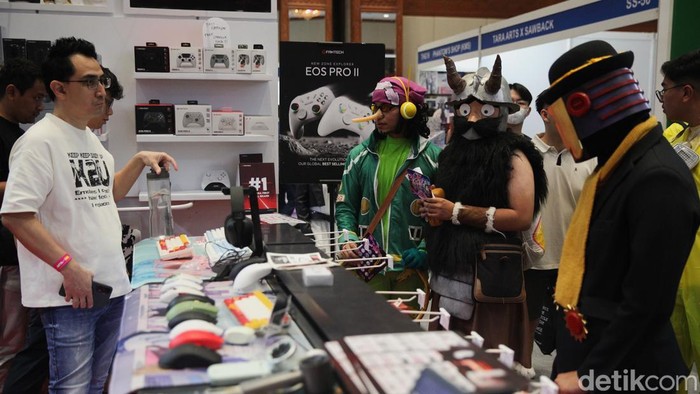 Cosplay hingga Game dan Anime Ramaikan Comic Con 2025 Penggemar cosplay berpose di booth fotografi pada Indonesia Comic Con (ICC) x Indonesia Anime Con (INACON) 2025 di JICC Senayan, Jakarta, Sabtu (25/10/2025). Kegiatan tersebut bertajuk Pop Culture Crossover Celebration of The Year.