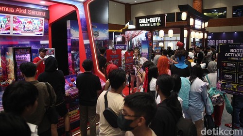 Penggemar cosplay berpose di booth fotografi pada Indonesia Comic Con (ICC) x Indonesia Anime Con (INACON) 2025 di JICC Senayan, Jakarta, Sabtu (25/10/2025). Kegiatan tersebut bertajuk Pop Culture Crossover Celebration of The Year.