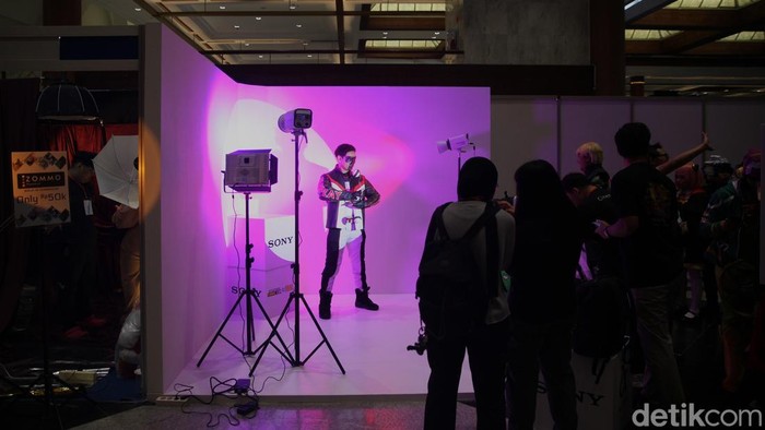 Cosplay hingga Game dan Anime Ramaikan Comic Con 2025 Penggemar cosplay berpose di booth fotografi pada Indonesia Comic Con (ICC) x Indonesia Anime Con (INACON) 2025 di JICC Senayan, Jakarta, Sabtu (25/10/2025). Kegiatan tersebut bertajuk Pop Culture Crossover Celebration of The Year.
