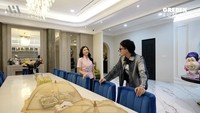 Pada suatu kesempatan, kediaman Sarwendah disambangi oleh konten kreator lainnya yaitu Atta Halilintar. Area dapur rumahnya tak luput disidak oleh Atta Halilintar. Foto: YouTube/AH