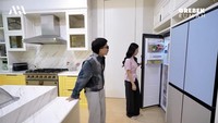 Selain itu Sarwendah juga memperlihatkan kulkasnya yang terbagi tiga. Kulkas pertama khusus makanan berat dan makanan beku. Foto: YouTube/AH