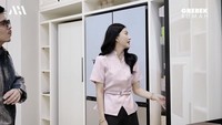 Sarwendah bahkan punya kulkas khusus untuk buah. Aku nggak mau buah-buahnya bau bawang gitu, ujarnya kepada Atta. Foto: YouTube/AH
