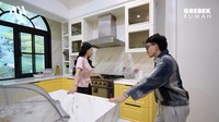 Kompor di dapur Sarwendah menjadi salah satu yang menarik perhatian Atta Halilintar. Konon harga kompor tersebut sangat fantastis hingga menyentuh Rp 1 miliar. Foto: YouTube/AH