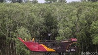 Batik ini dibuat menggunakan pewarna alami dari kulit dan batang pohon bakau. Warnanya lembut dan khas, mulai dari cokelat kemerahan hingga kehitaman, tergantung jenis mangrove yang digunakan. 