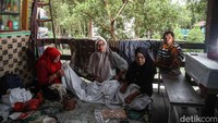 Sejumlah perajin membuat batik mangrove di kawasan Pantai Sejarah, Kabupaten Batubara, Sumatera Utara, Sabtu (25/10/2025). Masyarakat pesisir kini punya cara baru menjaga alam sekaligus menambah penghasilan. 