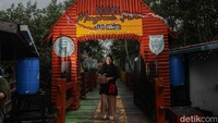 Batik mangrove dari Pantai Sejarah bukan hanya kain bermotif indah — ia adalah simbol harmoni antara manusia dan alam, antara ekonomi dan ekologi, antara warisan dan masa depan.