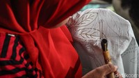 Setiap lembar batik mangrove dijual dengan harga mulai ratusan ribu hingga jutaan rupiah. tergantung motif dan tingkat kesulitan pembuatannya.