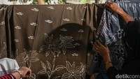 Produk ini dipasarkan langsung kepada wisatawan yang datang ke lokasi, serta melalui pameran UMKM dan media sosial oleh kelompok pengrajin. Beberapa hasil karya bahkan sudah menembus pasar luar daerah seperti Medan, Pekanbaru, dan Jakarta, sebagai cendera mata khas pesisir Batubara.