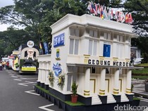 Adu Gengsi Dandani Mobil Hias Pawai HJKB ke-215
