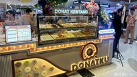 Di dalam gerai supermarket Transmart Kota Kasablanka kini hadir gerai donat bernama Donatku. Menawarkan donat berbahan dasar kentang yang empuk dengan varian topping beragam. Foto: Detikcom / Atiqa Rana