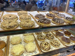 Nyam! Donat Kentang Jadul di Transmart Kokas Punya Topping Sultan