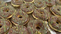 Ada varian Nutella Pistachio yang tak kalah nikmat. Donat empuk berpadu sempurna dengan olesan Nutella yang manis, lelehan krim pistachio, dan taburan kacang pistachio. Foto: Detikcom / Atiqa Rana