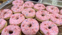 Dimulai dari varian Strawberry Carnival, terdiri dari lapisan glaze strawberry dengan taburan meses warna warni dan remahan biskuit warna merah. Foto: Detikcom / Atiqa Rana