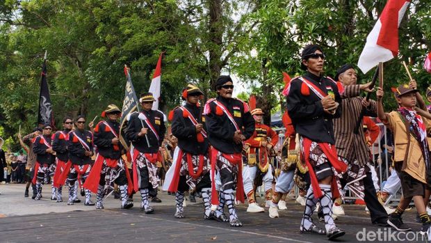 Penampilan para peserta di Menoreh Tourism Festival 2025 di Alun-alun Wates, Kulon Progo, Sabtu (25/10/2025).