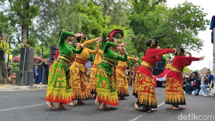 Penampilan para peserta di Menoreh Tourism Festival 2025 di Alun-alun Wates, Kulon Progo, Sabtu (25/10/2025).
