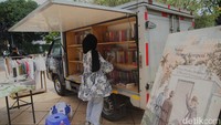 Peserta memilih buku pada booth penjualan buku Festival Taman di Taman Menteng, Jakarta Pusat, Sabtu (25/10/2025).