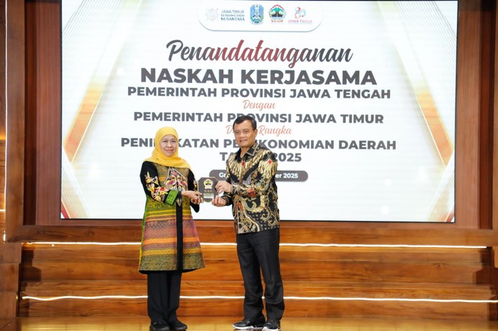 Gubernur Jawa Tengah Ahmad Luthfi dan Gubernur Jawa Timur Khofifah Indar Parawansa sepakat bekerja sama memperkuat perekonomian di kedua provinsi tersebut. Kerja sama tersebut ditandai dengan penandatanganan 10 nota kesepahaman (MoU) terkait peningkatan perekonomian kedua daerah. Gubernur Jawa Tengah Ahmad Luthfi dan Gubernur Jawa Timur Khofifah Indar Parawansa sepakat bekerja sama memperkuat perekonomian di kedua provinsi tersebut. Kerja sama tersebut ditandai dengan penandatanganan 10 nota kesepahaman (MoU) terkait peningkatan perekonomian kedua daerah.