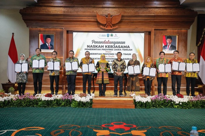 Gubernur Jawa Tengah Ahmad Luthfi dan Gubernur Jawa Timur Khofifah Indar Parawansa sepakat bekerja sama memperkuat perekonomian di kedua provinsi tersebut. Kerja sama tersebut ditandai dengan penandatanganan 10 nota kesepahaman (MoU) terkait peningkatan perekonomian kedua daerah. Gubernur Jawa Tengah Ahmad Luthfi dan Gubernur Jawa Timur Khofifah Indar Parawansa sepakat bekerja sama memperkuat perekonomian di kedua provinsi tersebut. Kerja sama tersebut ditandai dengan penandatanganan 10 nota kesepahaman (MoU) terkait peningkatan perekonomian kedua daerah.