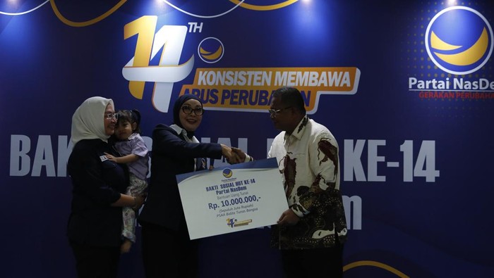 Hangatnya Momen Berbagi di Panti Sosial Jakarta Sejumlah penghuni Panti Sosial Tresna Werdha Budi Mulia 1 menampilkan kesenian musik saat bakti sosial di Panti Sosial Asuhan Anak Balita Tunas Bangsa, Cipayung, Jakarta, Sabtu (25/10/2025). Dalam rangkaian peringatan HUT ke-14, Partai NasDem menggelar bakti sosial dengan memberikan bantuan uang tunai, kebutuhan pokok, dan mainan kepada Panti Sosial Asuhan Anak Balita Tunas Bangsa dan Panti Sosial Tresna Werdha Budi Mulia 1. ANTARA FOTO/Asprilla Dwi Adha/rwa.