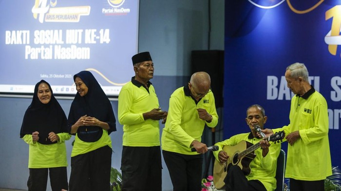 Hangatnya Momen Berbagi di Panti Sosial Jakarta Sejumlah penghuni Panti Sosial Tresna Werdha Budi Mulia 1 menampilkan kesenian musik saat bakti sosial di Panti Sosial Asuhan Anak Balita Tunas Bangsa, Cipayung, Jakarta, Sabtu (25/10/2025). Dalam rangkaian peringatan HUT ke-14, Partai NasDem menggelar bakti sosial dengan memberikan bantuan uang tunai, kebutuhan pokok, dan mainan kepada Panti Sosial Asuhan Anak Balita Tunas Bangsa dan Panti Sosial Tresna Werdha Budi Mulia 1. ANTARA FOTO/Asprilla Dwi Adha/rwa.