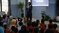Anggota Komisi VII DPR Fraksi NasDem Erna Sari Dewi berbincang dengan anak-anak panti pada kegiatan bakti sosial di Panti Sosial Asuhan Anak Balita Tunas Bangsa, Cipayung, Jakarta, Sabtu (25/10/2025). ANTARA FOTO/Asprilla Dwi Adha