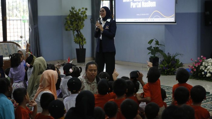 Hangatnya Momen Berbagi di Panti Sosial Jakarta Sejumlah penghuni Panti Sosial Tresna Werdha Budi Mulia 1 menampilkan kesenian musik saat bakti sosial di Panti Sosial Asuhan Anak Balita Tunas Bangsa, Cipayung, Jakarta, Sabtu (25/10/2025). Dalam rangkaian peringatan HUT ke-14, Partai NasDem menggelar bakti sosial dengan memberikan bantuan uang tunai, kebutuhan pokok, dan mainan kepada Panti Sosial Asuhan Anak Balita Tunas Bangsa dan Panti Sosial Tresna Werdha Budi Mulia 1. ANTARA FOTO/Asprilla Dwi Adha/rwa.
