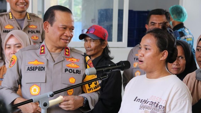 Ibu Maryanti bersama Kapolda Metro Jaya Irjen Asep Edi Suheri. (Istimewa) Ibu Maryanti bersama Kapolda Metro Jaya Irjen Asep Edi Suheri.