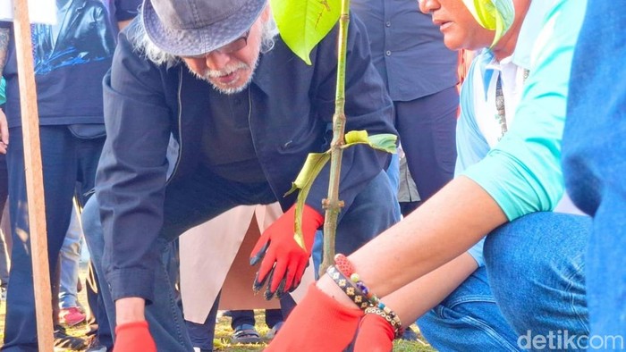 Iwan Fals Terpesona Malinau Musisi legendaris Indonesia, Iwan Fals, melakukan aksi penanaman pohon bersama masyarakat di Siring Seruing, Malinau Kota, Kabupaten Malinau, Kalimantan Utara.