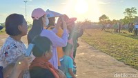 Antusiasme warga begitu terasa. Seorang petugas kebersihan DLH Malinau yang berhasil berfoto bersama dengan Iwan Fals, mengaku sangat senang bisa bertemu langsung dengan idolanya. Antusiasme warga begitu terasa. Seorang petugas kebersihan DLH Malinau yang berhasil berfoto bersama dengan Iwan Fals, mengaku sangat senang bisa bertemu langsung dengan idolanya.
