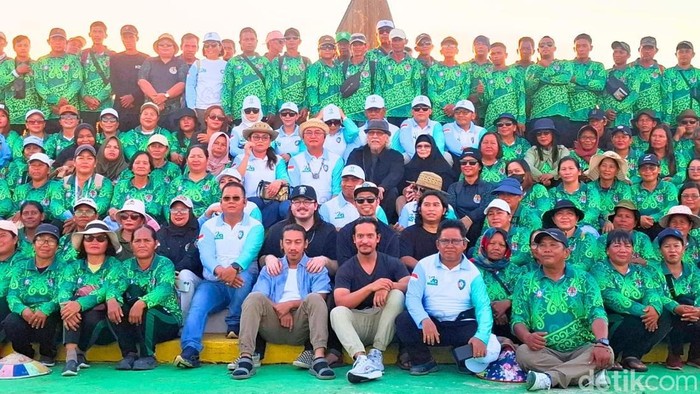 Iwan Fals Terpesona Malinau Musisi legendaris Indonesia, Iwan Fals, melakukan aksi penanaman pohon bersama masyarakat di Siring Seruing, Malinau Kota, Kabupaten Malinau, Kalimantan Utara.