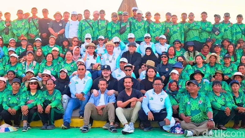 Iwan Fals Terpesona Malinau Musisi legendaris Indonesia, Iwan Fals, melakukan aksi penanaman pohon bersama masyarakat di Siring Seruing, Malinau Kota, Kabupaten Malinau, Kalimantan Utara.