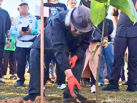 Musisi legendaris Indonesia, Iwan Fals, melakukan aksi penanaman pohon bersama masyarakat di Siring Seruing, Malinau Kota, Kabupaten Malinau, Kalimantan Utara.