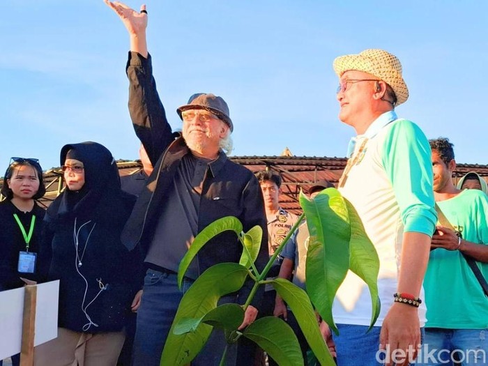 Musisi legendaris Indonesia, Iwan Fals, melakukan aksi penanaman pohon bersama masyarakat di Siring Seruing, Malinau Kota, Kabupaten Malinau, Kalimantan Utara.
