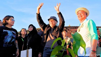 Iwan Fals Tanam Pohon Dukung Malinau Sang Pengendali Air