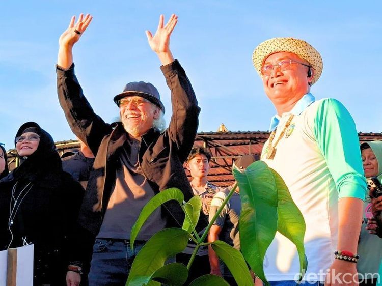 Iwan Fals Tanam Pohon Dukung Malinau Sang Pengendali Air