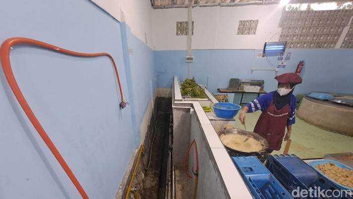 Jaringan gas yang tersambung di setiap kompor di dapur MBG Prabumulih Timur. Jaringan gas yang tersambung di setiap kompor di dapur MBG Prabumulih Timur.