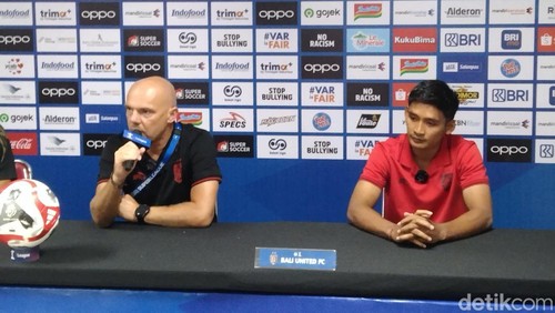Johnny Jansen didampingi Kadek Agung Widnyana seusai Bali United melawan Persita Tangerang di Stadion Kapten I Wayan Dipta, Sabtu (25/10/2025). (Krisna Pradipta)