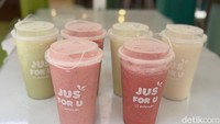 Gerai Jus For You bisa jadi pilihan jika kamu ingin menikmati segarnya jus buah. Ada puluhan varian yang ditawarkan, mulai dari mix berry hingga markisa dengan harga mulai Rp 12.000. Foto: detikcom/Riska Fitria