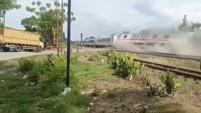 Evakuasi KA Purwojaya yang Anjlok di Bekasi Tuntas, Jalur Bisa Dilintasi Lagi