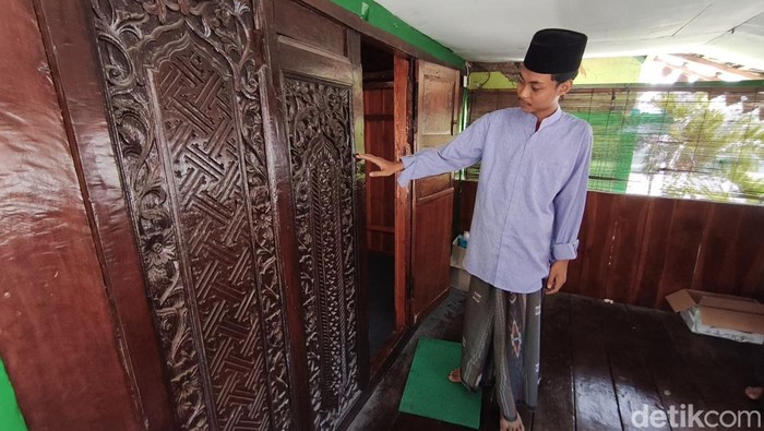 Kamar yang pernah ditempati ulama besar KH Hasyim Asyari di Ponpes Al Hamdaniyah. Kamar yang pernah ditempati ulama besar KH Hasyim Asyari di Ponpes Al Hamdaniyah.
