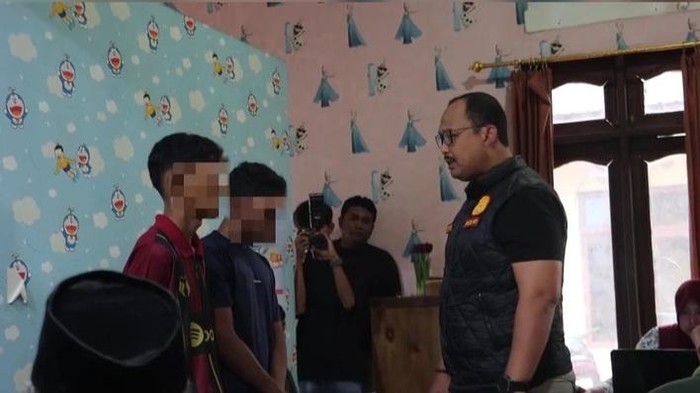 Kapolres Langkat AKBP David Triyo Prasojo menanyai pelaku yang diamankan. (Dok. Instagram Humas Polres Langkat) Kapolres Langkat AKBP David Triyo Prasojo menanyai pelaku yang diamankan. (Dok. Instagram Humas Polres Langkat)