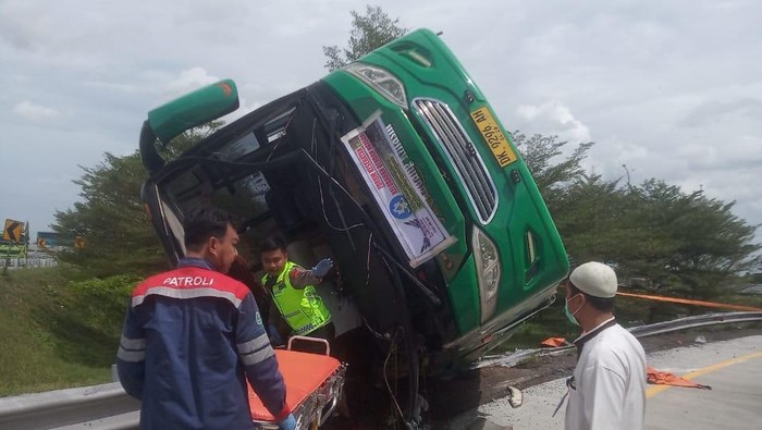 Kecelakaan bus pariwisata di Tol Pemalang, Sabtu (25/10/2025). Kecelakaan bus pariwisata di Tol Pemalang, Sabtu (25/10/2025).