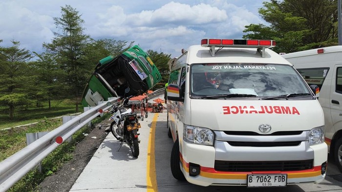 Kecelakaan bus pariwisata di Tol Pemalang, Sabtu (25/10/2025). Kecelakaan bus pariwisata di Tol Pemalang, Sabtu (25/10/2025).