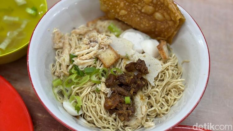Sarapan Bakmi Kepiting dan Kopi Robusta di Kopitiam Pasar Puri Indah